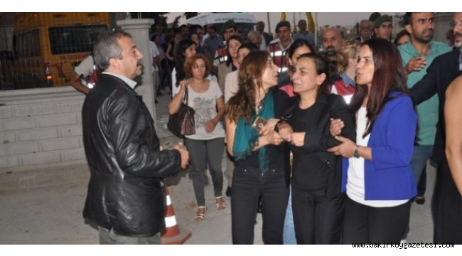 Aysel Tuğlukun annesinin cenazesine saldırı Aysel Tuğlukun annesinin cenazesine saldırı