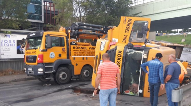 Bakırköy'de vinç devrildi