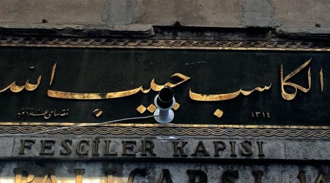 Kapalıçarşı'da tarihi kitabeye matkaplı darbe