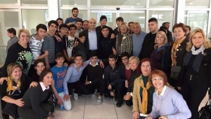 BAŞKAN KERİMOĞLU VE YARDIMSEVERLER SOKAK ÇOCUKLARINI SEVİNDİRDİ