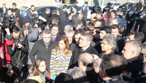 AK Parti İl Teşkilatı Reina önüne karanfil bıraktı