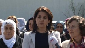 HDP'li kadınlardan Bakırköy Cezaevi önünde "Dünya Kadınlar Günü" kutlaması