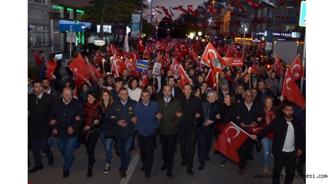BAKIRKÖY'DE CUMHURİYET İÇİN ONBİNLER YÜRÜDÜ