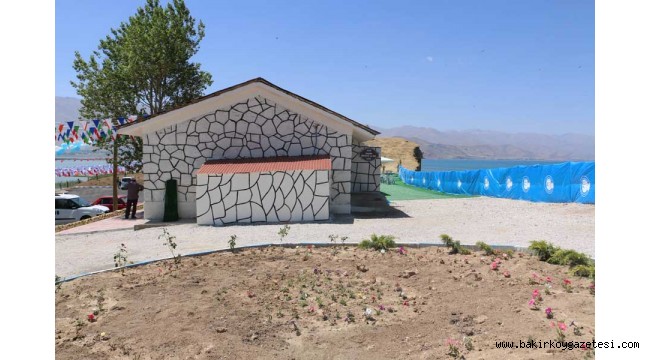 Ermeni mezarlığı üzerine tuvalet dikti