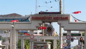 Bakırköy'de Polis Otosundan Kaçan Zanlı, Vuruldu