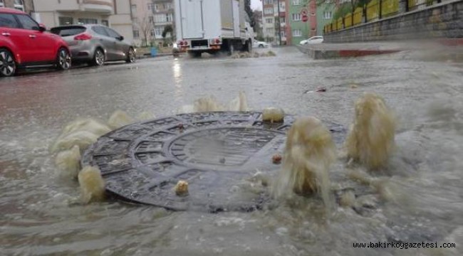Yoğun Yağış Nedeniyle Bakırköy'de Yollar Göle Döndü, Sürücüler Zor Anlar Yaşadı