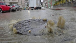 Yoğun Yağış Nedeniyle Bakırköy'de Yollar Göle Döndü, Sürücüler Zor Anlar Yaşadı