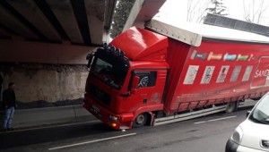 Bakırköy'de hareketli dakikalar! Köprü altına sıkışıp kaldı