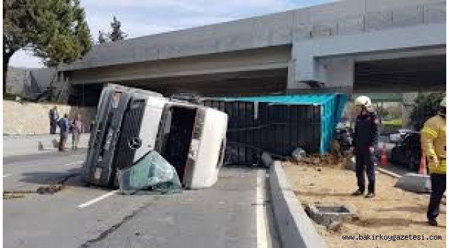 Bakırköy'de Vinç Üst Geçide Çarptı