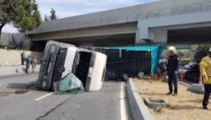 Bakırköy'de Vinç Üst Geçide Çarptı