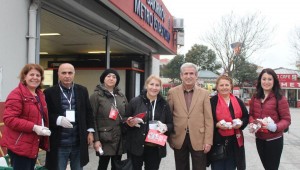 CHP BAKIRKÖY 8 MART KADINLAR GÜNÜNÜ SAHADA VATANDAŞLA KUTLADI