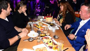 HEP TORUNU YAŞINDAKİ GENÇ SEVGİLİLERLE BERABER ANILAN AĞAOĞLU, KARISINA DOĞUM GÜNÜ YAPTI