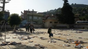 AKP okul bahçesinde iftar verdi, öğrenciler çöplüğe dönen okula gitti