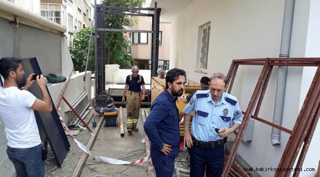Bakırköy'de, yük asansörünün düşmesi sonucu 4 işçi yaralandı.