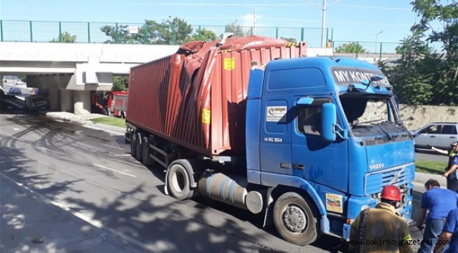 Bakırköy'de TIR faciası! Trafiği birbirine kattı