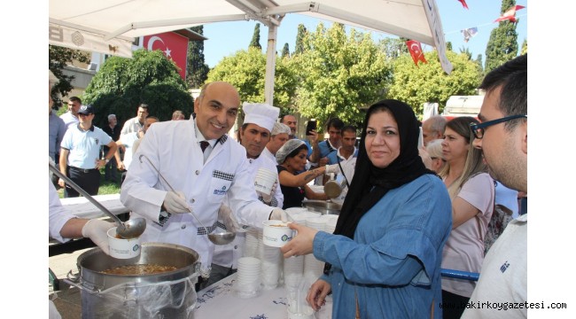 BAKIRKÖY'DE BİNLERCE AŞURE DAĞITILDI