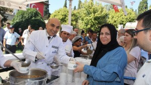 BAKIRKÖY'DE BİNLERCE AŞURE DAĞITILDI