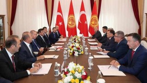 Bilal Erdoğan hangi resmi sıfatla bu masada oturuyor?