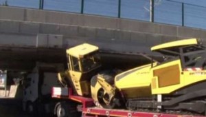 Bakırköy'de asfalt silindiri taşıyan tır köprüye sıkıştı