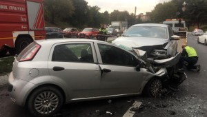 Bakırköy'de, Kontrolden Çıkan Araç Karşı Şeritten Gelen Araca Ok Gibi Saplandı