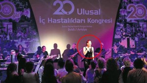 Doktorlar, Candan Erçetin'i Yuhalayıp Salonu Terk Etti