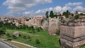 TOKİ tarihi surlara ofis, banka ve düğün salonu yapacak