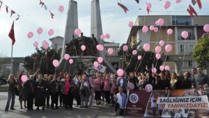 MEME KANSERİNE DİKKAT ÇEKMEK AMACIYLA GÖKYÜZÜNE PEMBE BALON UÇURDULAR
