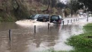 Bakırköy'de yol göle döndü, araçlar mahsur kaldı