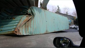 Sondakika.Bakırköy sahil yolunda tır üst geçide takıldı