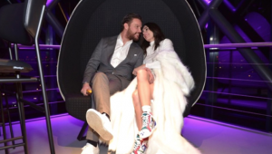 Sinan Akçıl'la evlenen Burcu Kıratlı'nın yatakta gecelikli pozları olay oldu