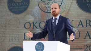 Atatürk'ü anarken babasını övdü!