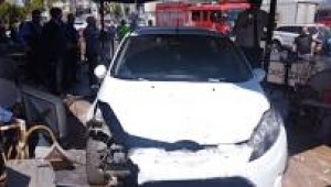 Bakırköy'de otomobil Hacısayid Pastanesine daldı