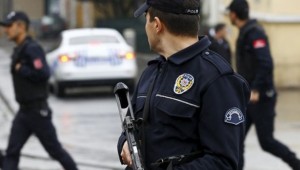 Bakırköy'de alışveriş merkezinde kendilerine polis süsü verip, vatandaşlarını dolandırdılar