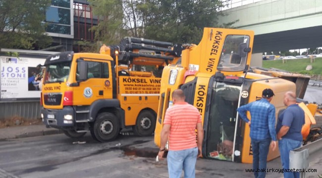 Bakırköy'de vinç devrildi