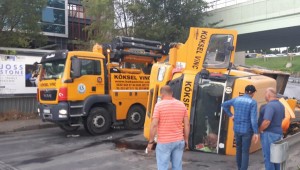 Bakırköy'de vinç devrildi
