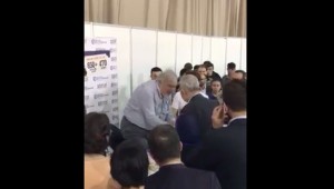 İlber Ortaylı skandal sözlerin sahibi tarikat liderinin elini öptü