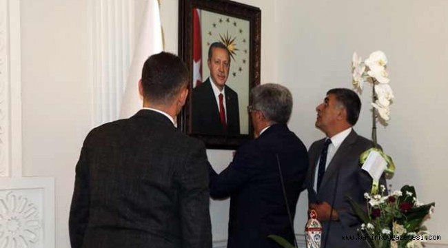Van kayyumu, ilk iş olarak Atatürk fotoğrafını indirdi, Erdoğan fotoğrafını astı