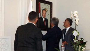 Van kayyumu, ilk iş olarak Atatürk fotoğrafını indirdi, Erdoğan fotoğrafını astı