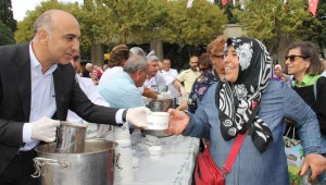 BAKIRKÖY'DE BİNLERCE KİŞİYE AŞURE DAĞITILDI!