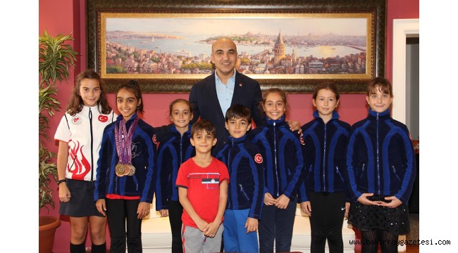 ARTİSTİK BUZ PATENİ ŞAMPİYONUNDAN BAŞKAN KERİMOĞLU'NA TEŞEKKÜR ZİYARETİ