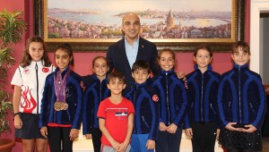 ARTİSTİK BUZ PATENİ ŞAMPİYONUNDAN BAŞKAN KERİMOĞLU'NA TEŞEKKÜR ZİYARETİ