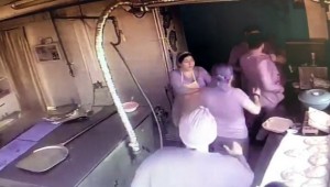 Bakırköy 'de Kafesine sığınan kadını canı pahasına korudu!