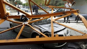 Bakırköy'de üst geçide çarpan kamyondaki vinç parçası otomobilin üzerine düştü!