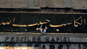 Kapalıçarşı'da tarihi kitabeye matkaplı darbe