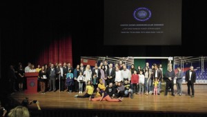 Down Sendromlu oyuncuların sergilediği oyunu göz doldurdu.