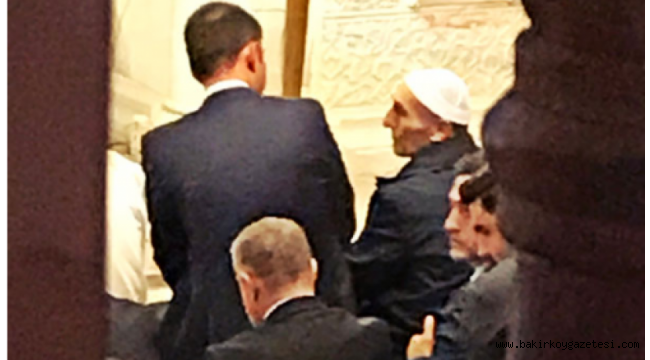 Ön safta namaz kılmak için vatandaşı kaldırmak isteyen Murat Kurum'a tepki! 'Burası Allah'ın evi'