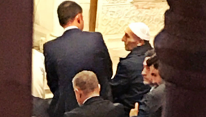 Ön safta namaz kılmak için vatandaşı kaldırmak isteyen Murat Kurum'a tepki! 'Burası Allah'ın evi'