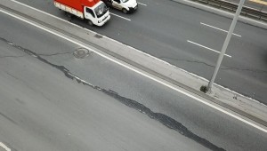 Son dakika: İstanbul'da çatlayan yol kapatıldı!