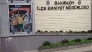 BAKIRKÖY'DE POLİSTEN KAÇAN ŞÜPHELİLER KAZA YAPINCA YAKALANDI