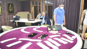 Bakırköy'de kafe olarak işletilen mekanın üst katları kumarhane çıktı